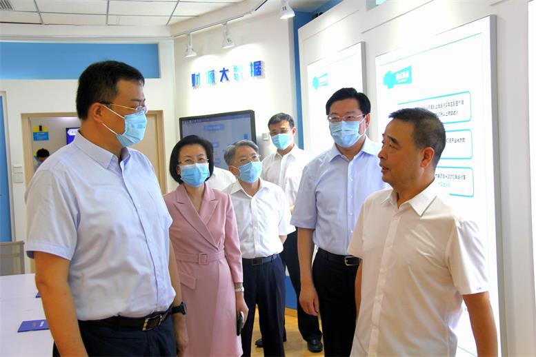 副省长高涛莅临利来集团官网信息视察调研